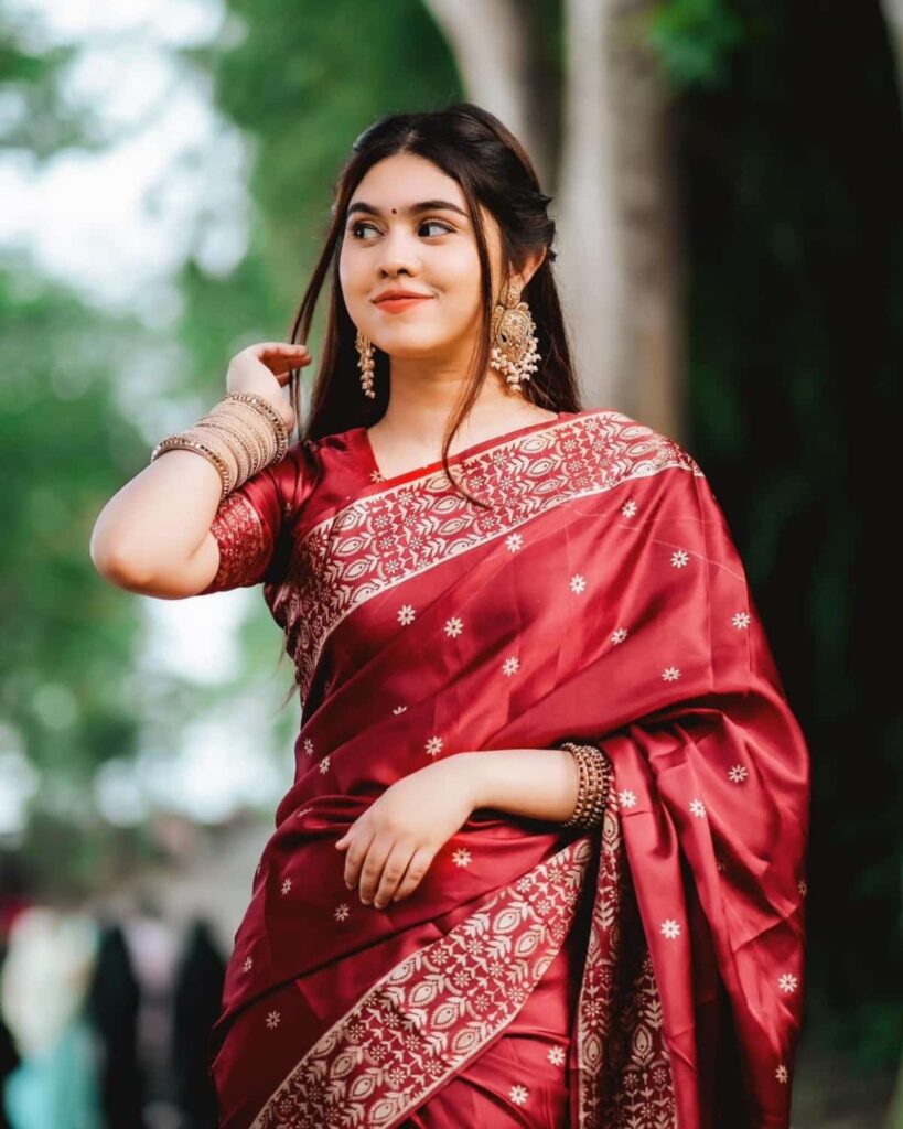 বধুয়া বেনারসী জাপানী সিল্ক স্কিন প্রিন্ট শাড়ী (মেরুন কালার)